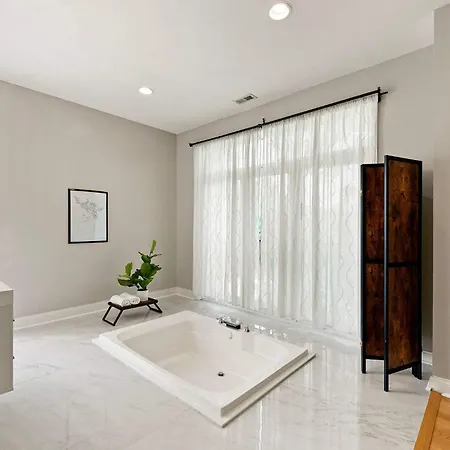 Spacious Luxury Retreat 8 Bed Oasis With 6 Baths *