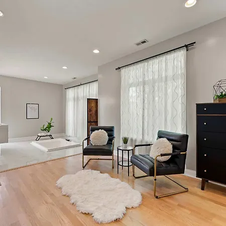 Holiday home Spacious Luxury Retreat 8 Bed Oasis With 6 Baths Chicago