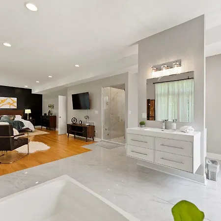 Spacious Luxury Retreat 8 Bed Oasis With 6 Baths *