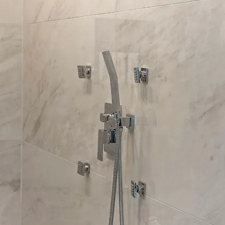 Spacious Luxury Retreat 8 Bed Oasis With 6 Baths Chicago