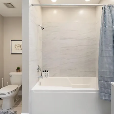 Spacious Luxury Retreat 8 Bed Oasis With 6 Baths * Chicago