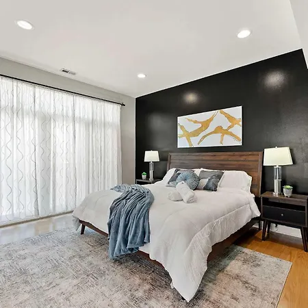 Spacious Luxury Retreat 8 Bed Oasis With 6 Baths Holiday home Chicago
