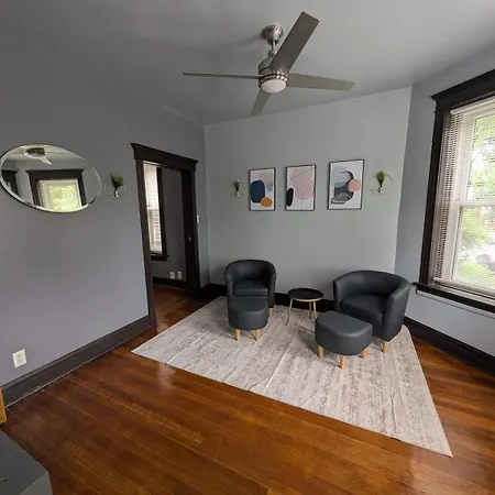 2bd 2ba W Office Near Obama Library & Museums Apartment