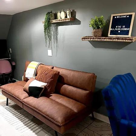 Chicago-pilsen Boho With Free Parking - Unit C