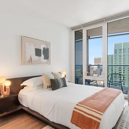Apartment Lux Apts With Views And Amenities Chicago
