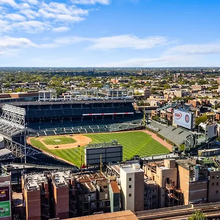 1 Bedroom With Rooftop And Wrigley Views