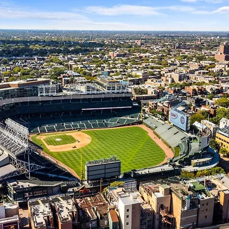 1 Bedroom With Rooftop And Wrigley Views Chicago