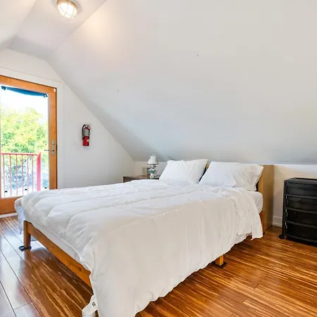 Single Family With 3 Bedrooms Attic With 2 Beds * Chicago