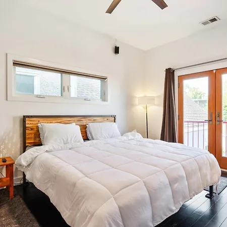 Single Family With 3 Bedrooms Attic With 2 Beds Chicago