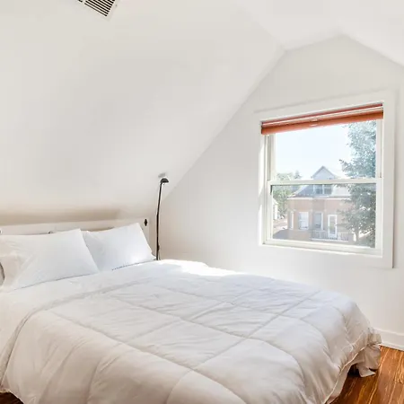 Single Family With 3 Bedrooms Attic With 2 Beds * Chicago