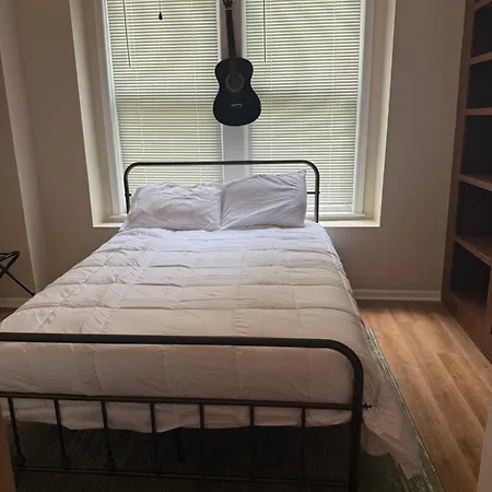 Prime Location Retreat 4 Bedrooms W Parking *