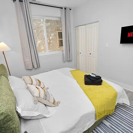 Apartment Cozy 3br Retreat Sleeps 8 With Free Parking Near Of Illinois Chicago, Medical District & West Loop *