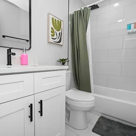 Cozy 3br Retreat Sleeps 8 With Free Parking Near Of Illinois Chicago, Medical District & West Loop