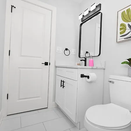 Cozy 3br Retreat Sleeps 8 With Free Parking Near Of Illinois Chicago, Medical District & West Loop Chicago