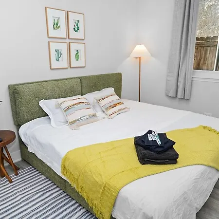 Apartment Cozy 3br Retreat Sleeps 8 With Free Parking Near Of Illinois Chicago, Medical District & West Loop Chicago