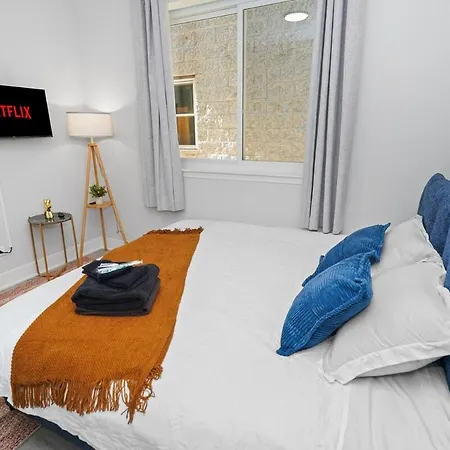 Apartment Cozy 3br Retreat Sleeps 8 With Free Parking Near Of Illinois Chicago, Medical District & West Loop