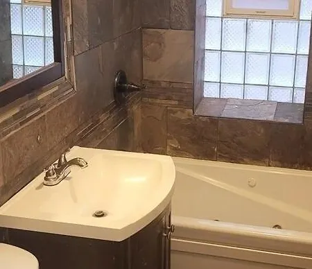 Apartment Gorgeous, Centrally Located, 420-friendly Duplex With Jetted Tub *