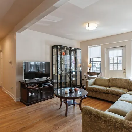 Apartment Wrigleyville Away From Home! 5 Mins From Downtown! Steps From Lake!! Cozy! Chicago
