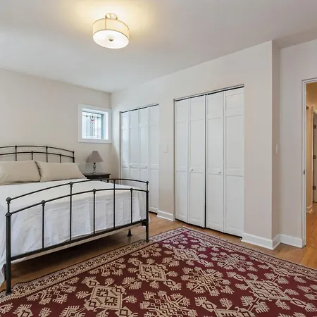 Wrigleyville Away From Home! 5 Mins From Downtown! Steps From Lake!! Cozy! Chicago