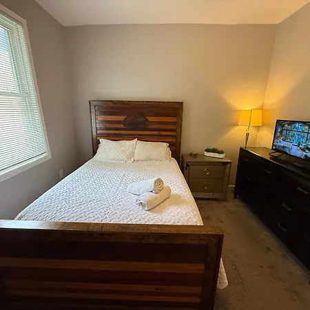 Wonderful Close To Downtown - Free Parking Homestay *