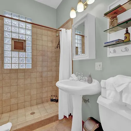 Charming 3bd In Vibrant Andersonville Chicago