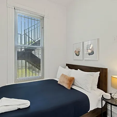 Newly Updated Vintage 6 Bedroom Single Family Home Holiday home