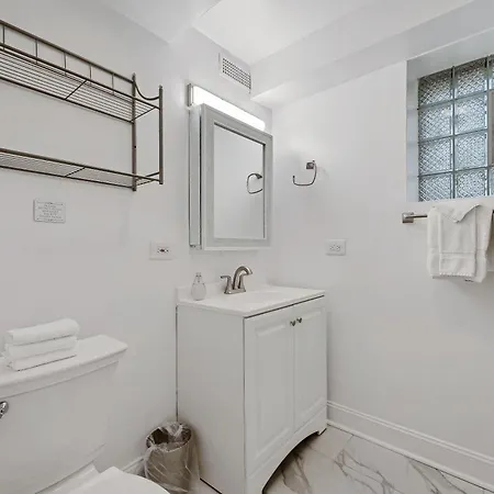 Apartment Quiet Comfort In The Big City, Just Steps To The Blue Line Apts