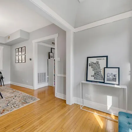 Steps To The Lakefront! Uptown Beauty Is Everything Need For A Perfect Getaway Apartment Chicago
