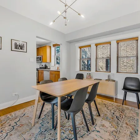 Steps To The Lakefront! Uptown Beauty Is Everything Need For A Perfect Getaway Apartment