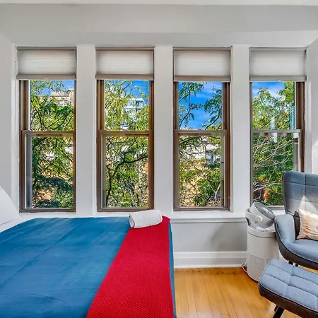 Apartment Steps To The Lakefront! Uptown Beauty Is Everything Need For A Perfect Getaway