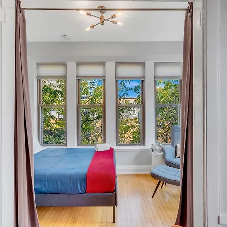 Apartment Steps To The Lakefront! Uptown Beauty Is Everything Need For A Perfect Getaway *
