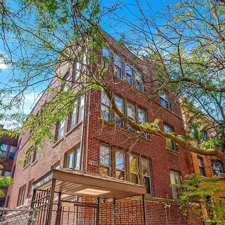 Apartment Steps To The Lakefront! Uptown Beauty Is Everything Need For A Perfect Getaway