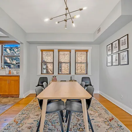 Steps To The Lakefront! Uptown Beauty Is Everything Need For A Perfect Getaway Apartment *