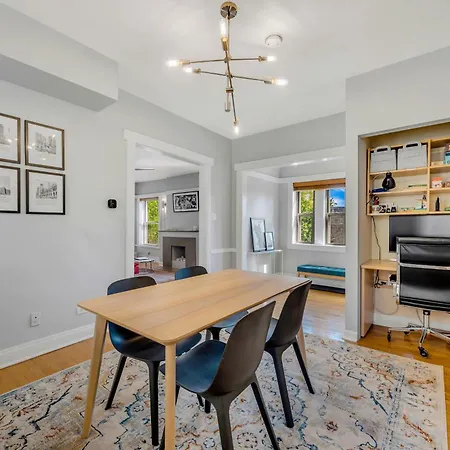 Apartment Steps To The Lakefront! Uptown Beauty Is Everything Need For A Perfect Getaway