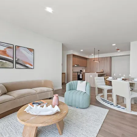 Lux Apts With Views And Amenities