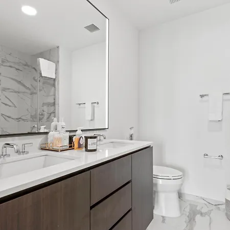 Lux Apts With Views And Amenities