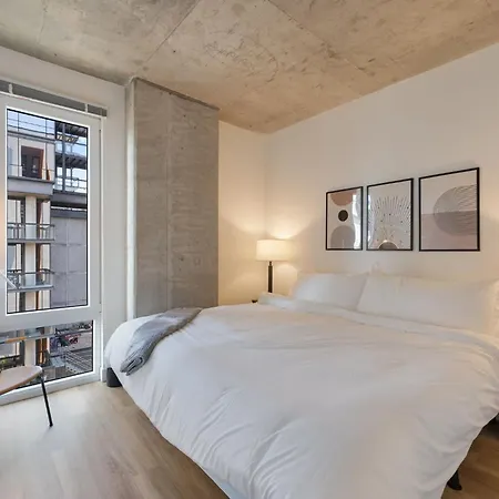 Sophisticated 4br - Modern And Luxurious *