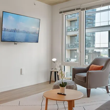 Sophisticated 4br - Modern And Luxurious *
