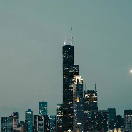 Luxurious Lincoln Park With Gourmet Kitchen Apartment