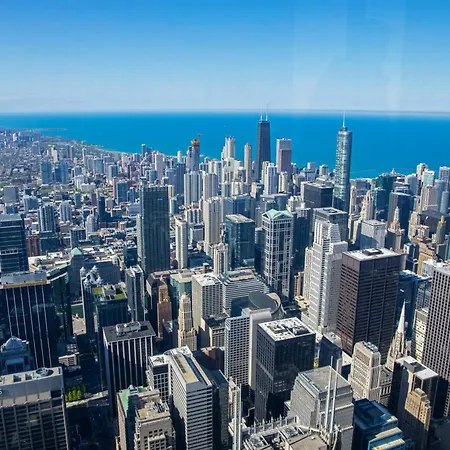 Luxurious Lincoln Park With Gourmet Kitchen *