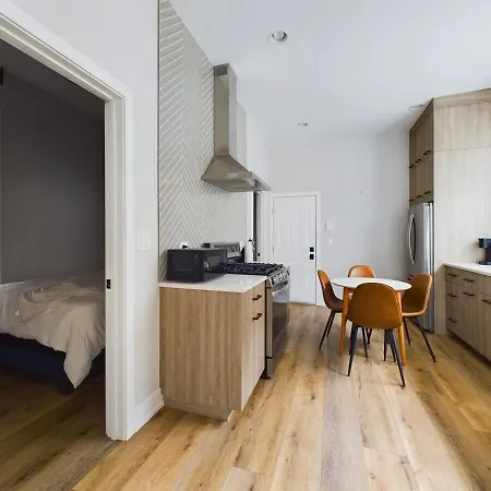 Chic 2br Top-floor Gem