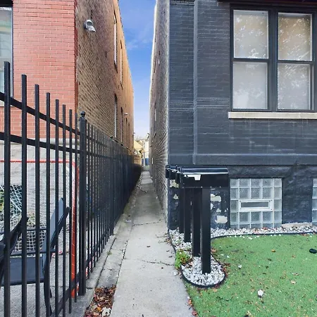 Chic 2br Top-floor Gem *