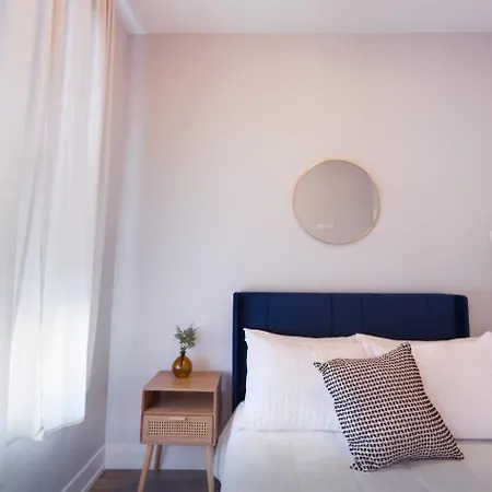 Chic 2br Top-floor Gem Apartment
