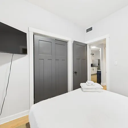Modern 2br With Patio & Cozy Space Apartment