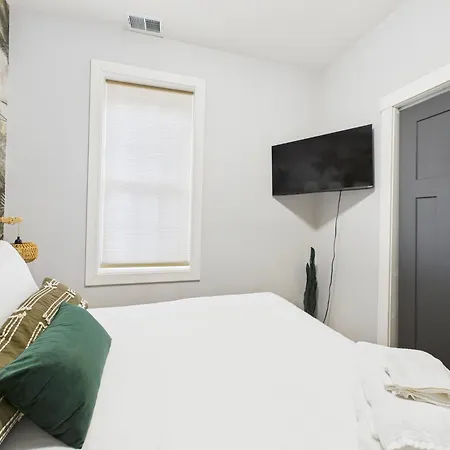 Modern 2br With Patio & Cozy Space Apartment *