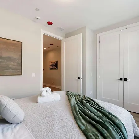 Apartment Modern 2br2ba Free Parking And Balcony Chicago