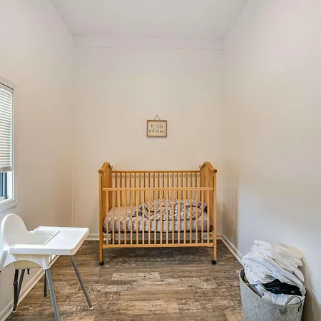 Cozy 4br With Crib & Games Nearby Sights Holiday home