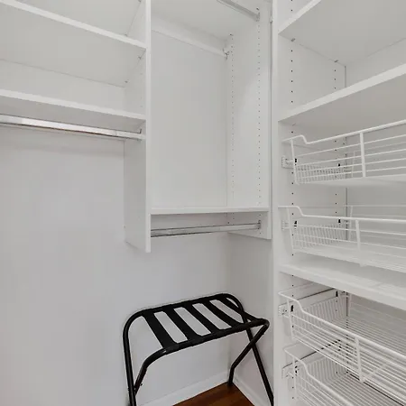 Old Town 3bd 3ba Coach House, Garage Parking Incl Holiday home Chicago
