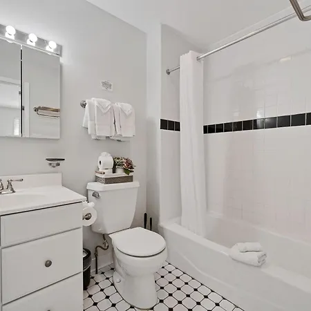 Old Town 3bd 3ba Coach House, Garage Parking Incl * Chicago