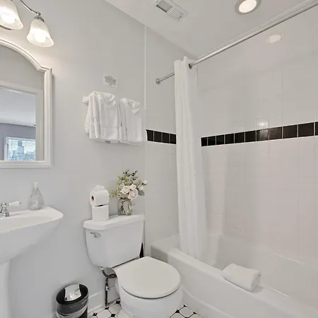 Old Town 3bd 3ba Coach House, Garage Parking Incl Chicago